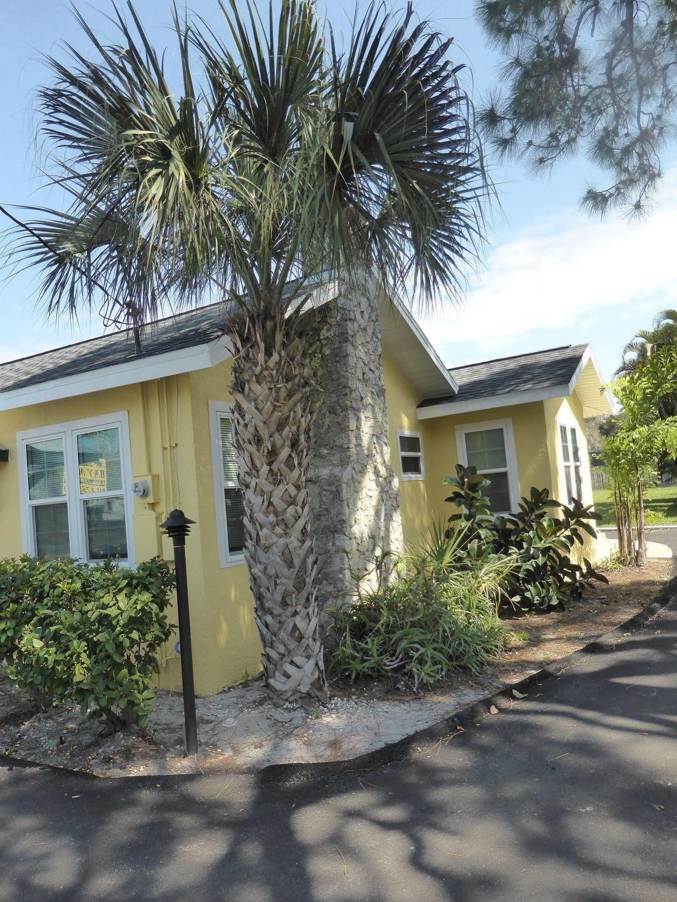 Englewood Bay Motel Exterior photo
